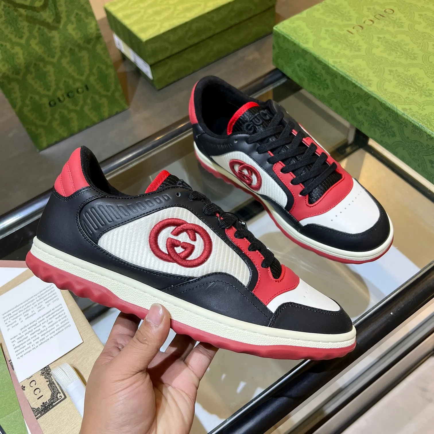 👟👟Ex-factory price 520👟👟 Top version, full styling effect, instant sales of the common practice of soft treading in the market, 💣💣💣Gucci2023 early spring Gucci G home latest hot style MAC80 sports shoes couple style casual retro distressed dirty shoes small dirty shoes small white shoes🌸🌸🌸 original purchase and development Production Gucci MAC80 new hot-selling series. The exquisite and compact interlocking double G logo romantically interprets the aesthetic concept of this series. Made of off-white leather, ▪️Material: original customized imported first-layer cowhide ▪️Inner lining: original customized imported breathable mesh ▪️Outsole: original molded two-color TPU outsole ▪️Sole thickness: 3CM ▪️Size: women's 35-40 / men's 39-45